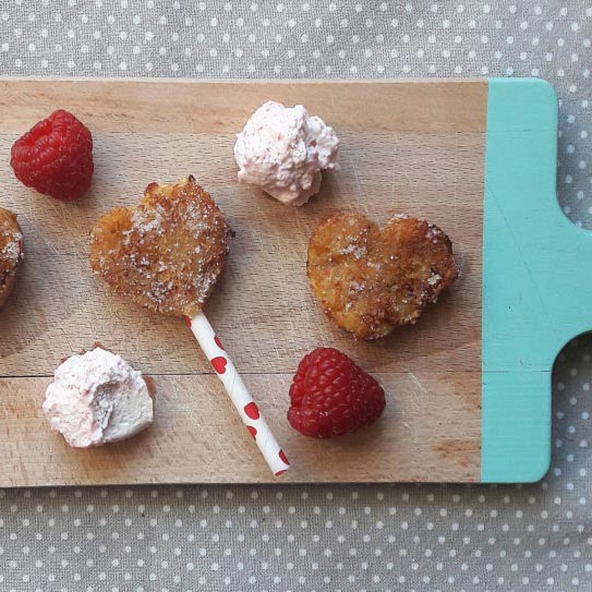 Brezenknödel French Toast auf Stäbchen in Herzform