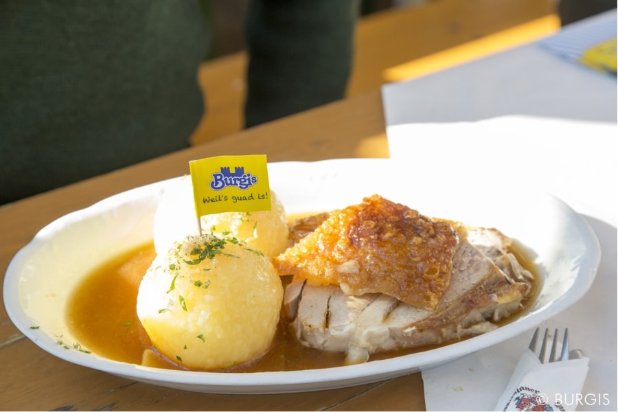 Oktoberfest Menü Kartoffelknödel mit Krustenbraten