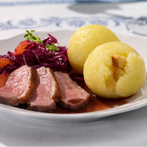 Kartoffelknödel mit Entenbrustfilet und Blaukraut