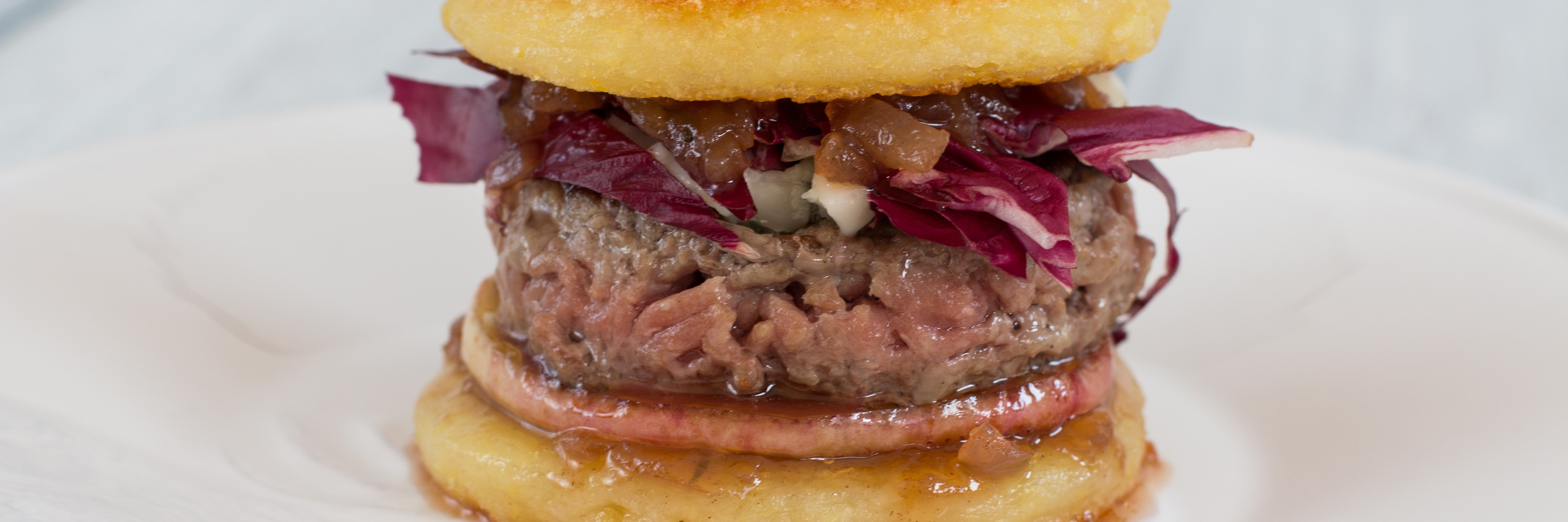 Knödelburger mit Gorgonzola und Apfelchutney