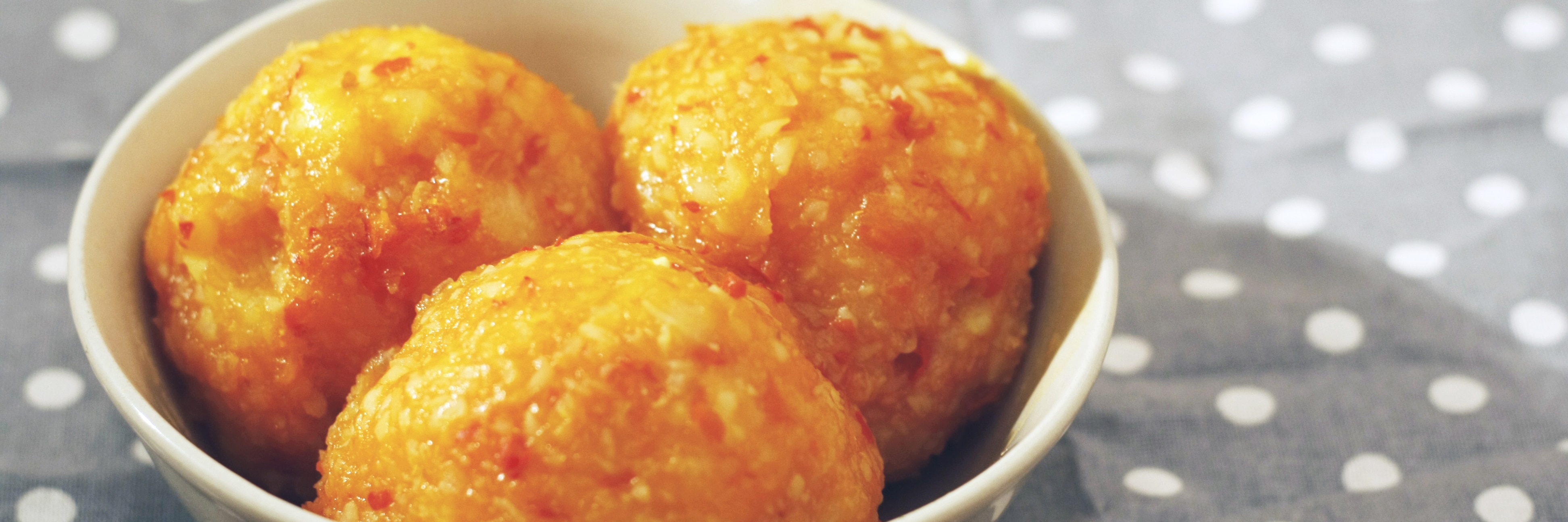 Mars-Knödel mit Ajvar, Feta und Oliven