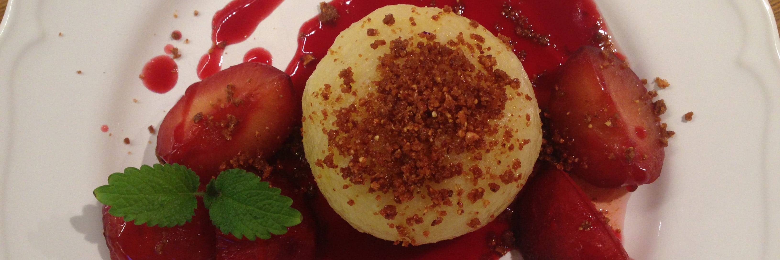 Zimtknödel mit Rotweinpflaumen und Mandelknusper