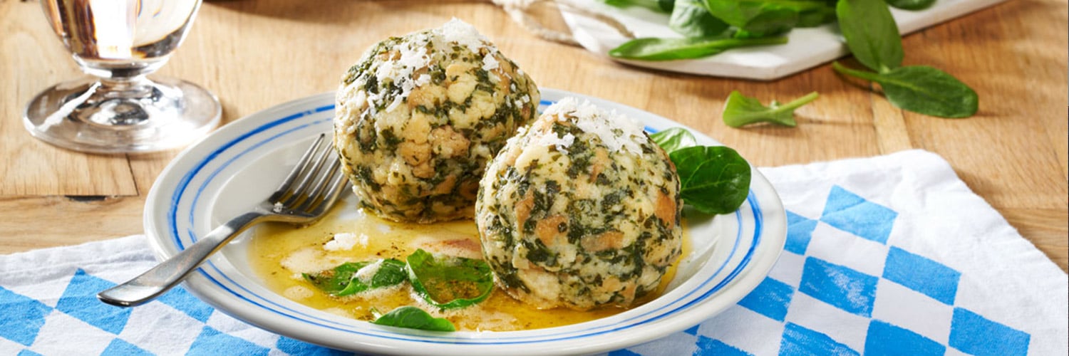 Spinatknödel mit Butter und Parmesan