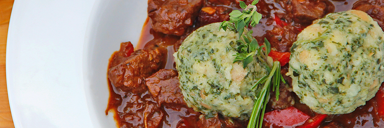 Spinatknödel mit Biergulasch