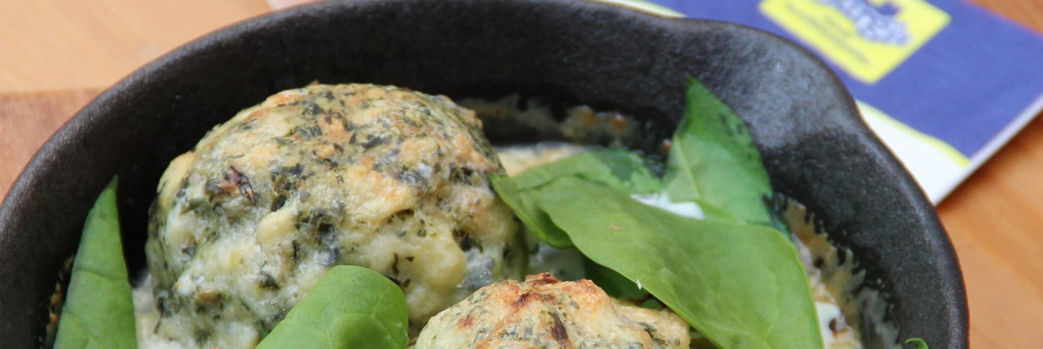 Überbackene Spinatknödel mit Gorgonzolasoße