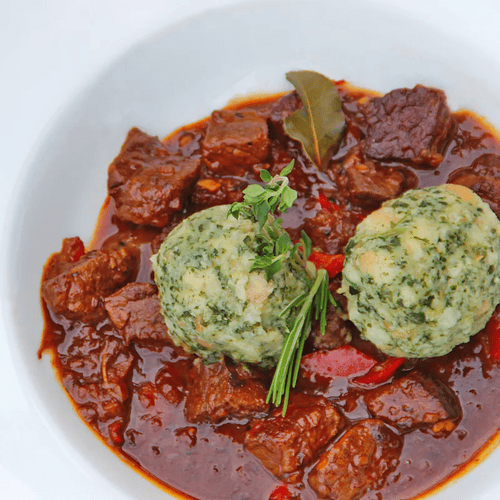 Spinatknödel mit Biergulasch