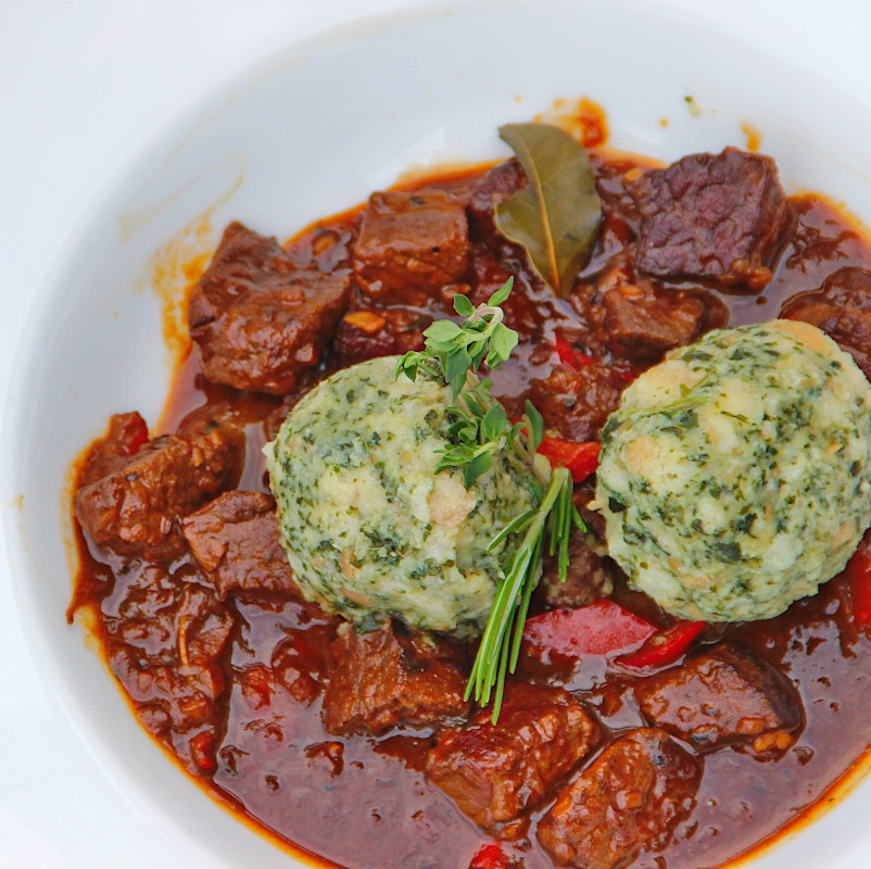Spinatknödel in Biergulasch