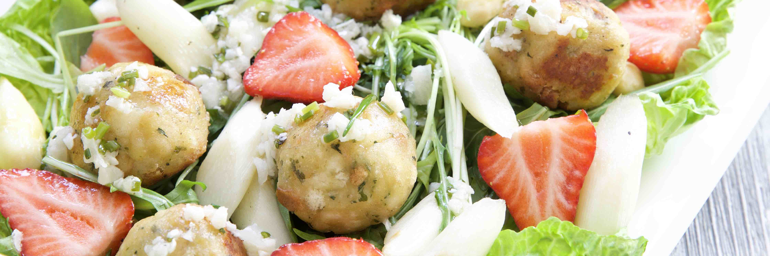 Semmelknödelsalat aus Knödelinos®, Erdbeeren und Spargel