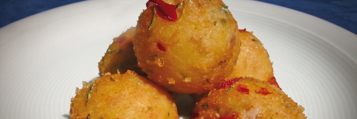 Pikante Kartoffelbällchen mit Hühnchen und Paprika