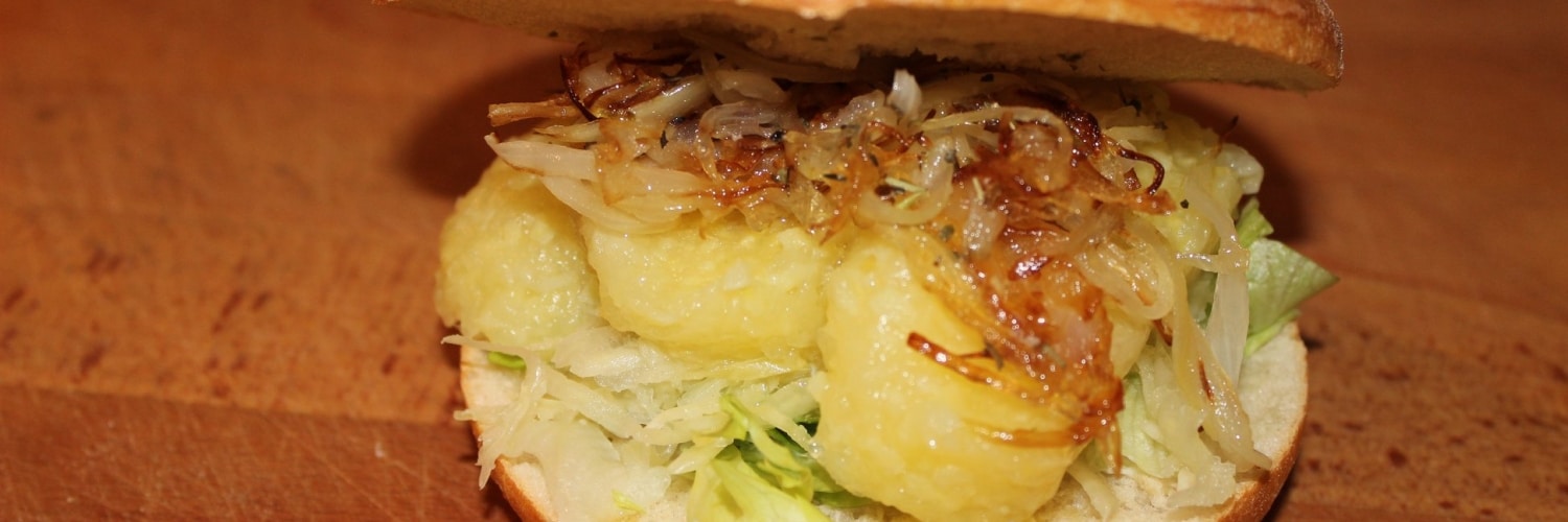 Vegetarischer Knödelburger mit Avocadocreme