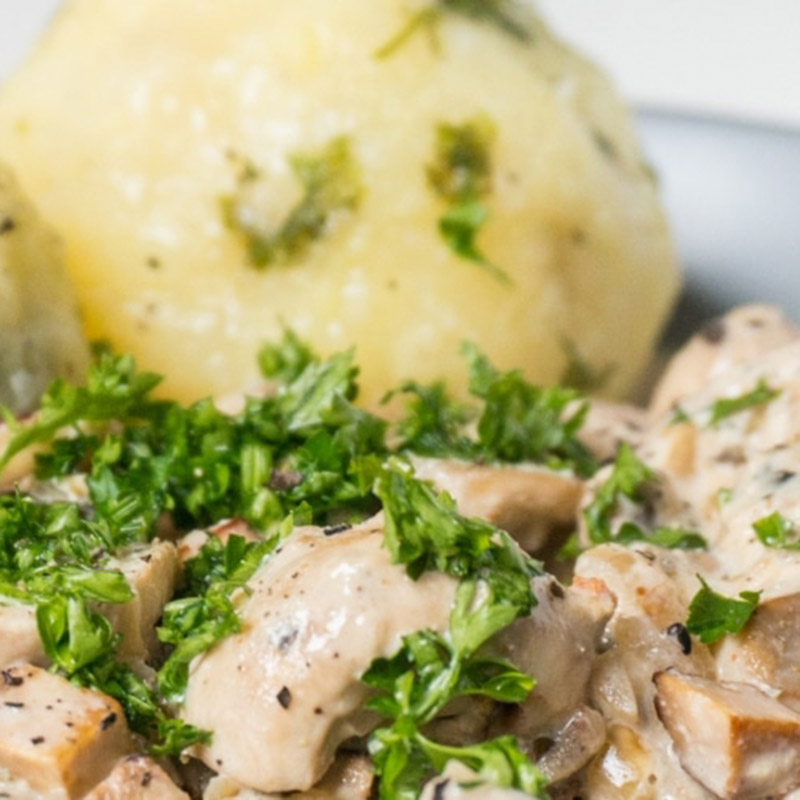 Veganen Knödel mit Räuchertofu in Champignon-Rahm-Soße