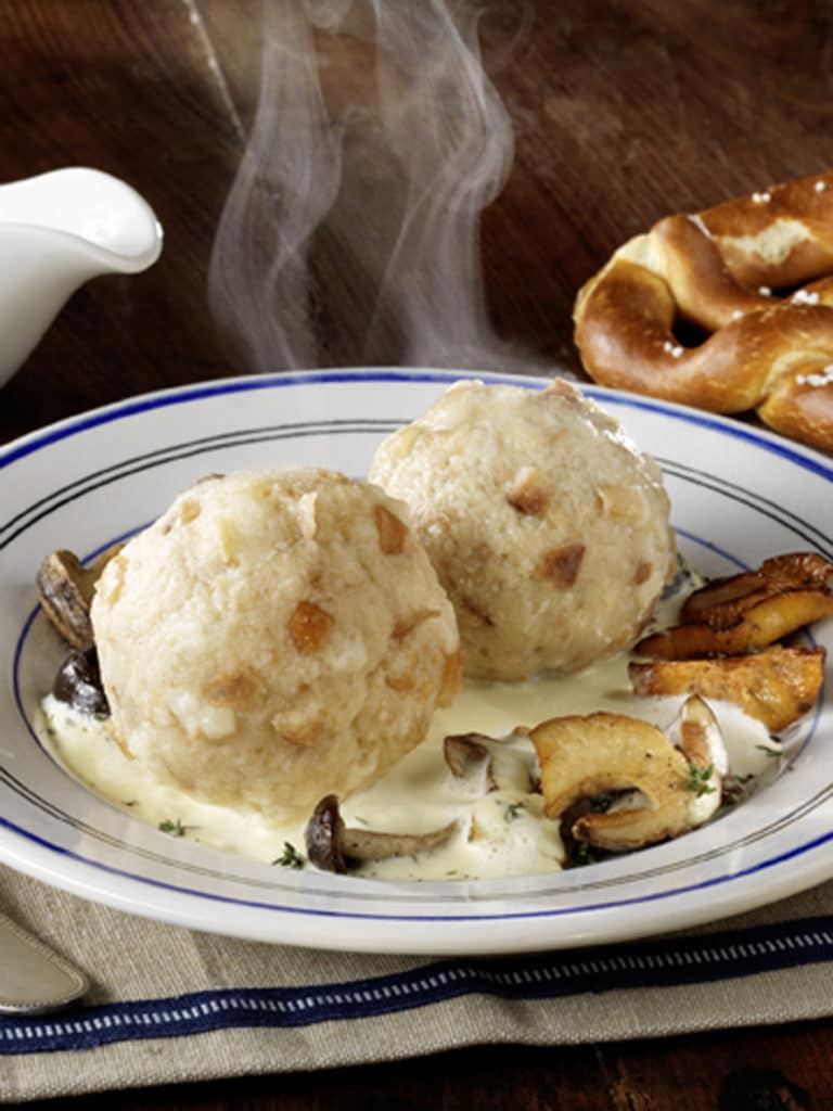 Doppelt bayerisch, denn hier trifft Breze auf Knödel.
