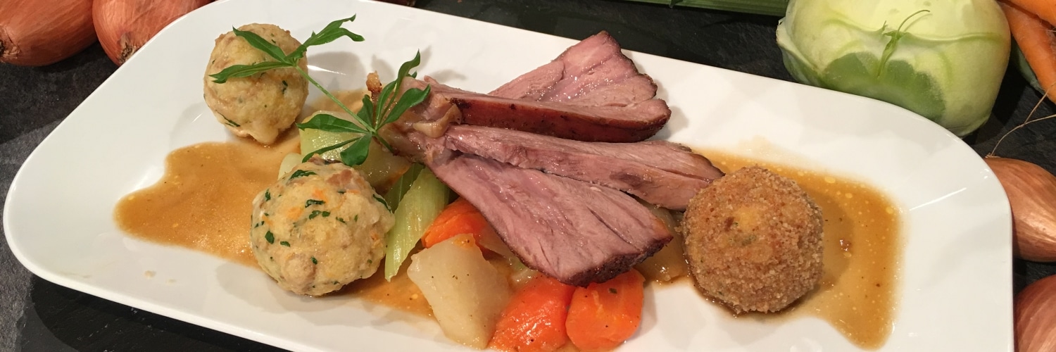 Kalbshaxe mit Gemüse und Semmel-Knödelinos®