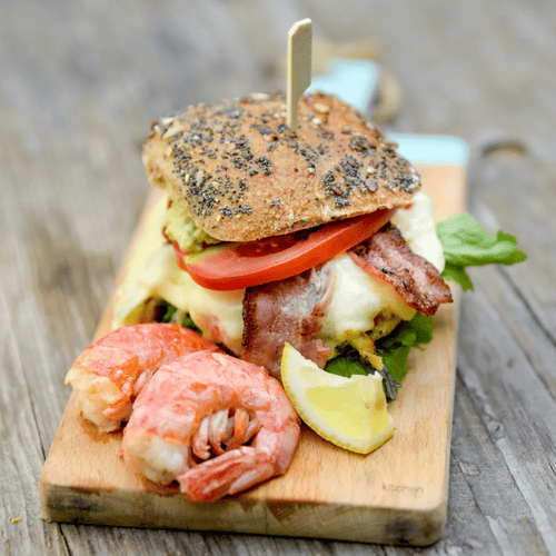 Burger mit Knödel-Garnelen-Gemüse-Patty