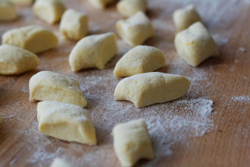 Gnocchi selbst gemacht aus Knödelteig sind eine Form von Knödeln mediterran