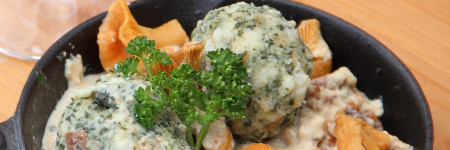 Spinatknödel mit Pfifferlingsragout