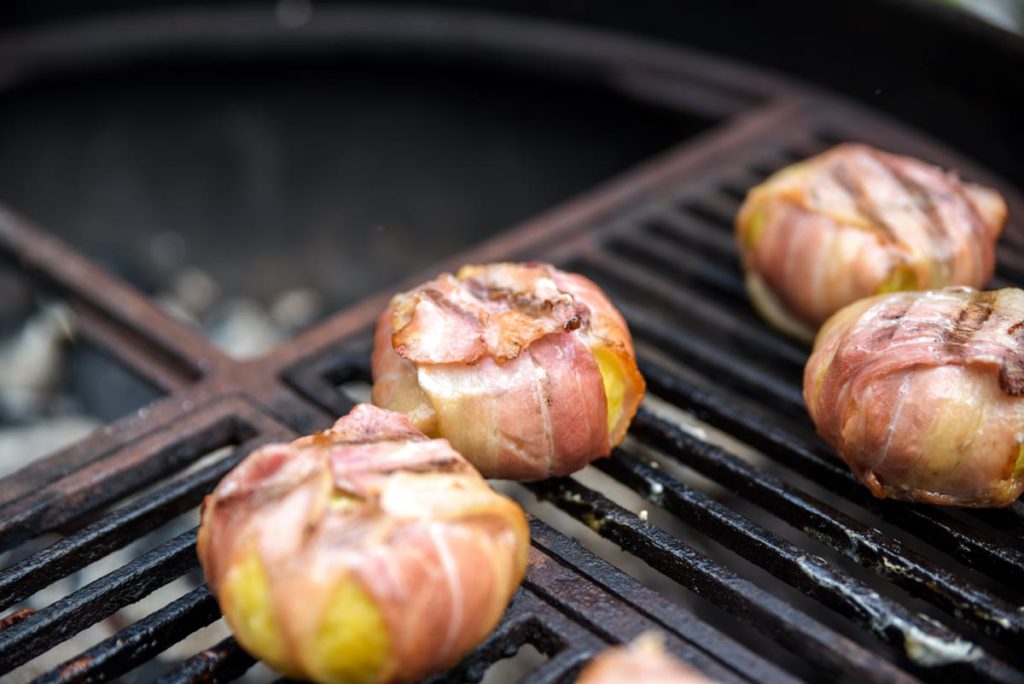 Baconknödel auf dem Grillrose, entstanden im Rahmen des Rezeptwettbewerbs zum Thema Knödel grillen.