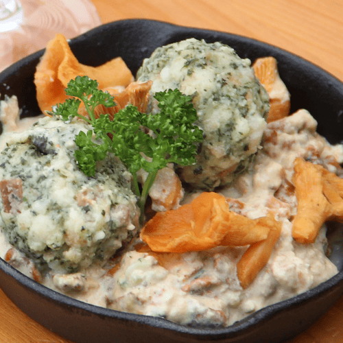 Spinatknödel mit Pfifferlingsragout