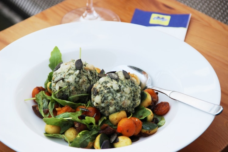 Spinatknödel mit Kürbisgemüseragout
