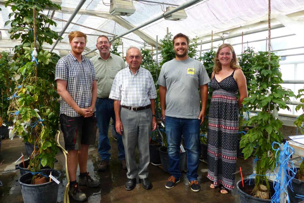 M. Sc. Martin Sloksnat, Dr. Bernd Truberg, Dr. Friedrich Papenhagen und Dr. Katja Muders von Norika (v.l.) im Gespräch mit Andre Nadler, Leiter Kartoffel-Einkauf von Burgis (2.v.r.).