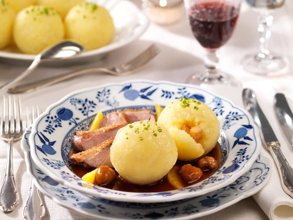 Festliches Weihnachtsmenü mit Kartoffelknödel und Ente