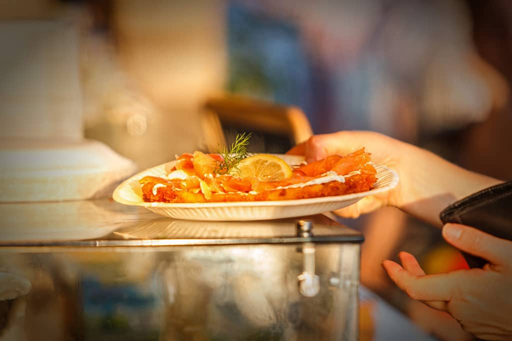 Kartoffelpuffer aus Kloßteig mit Lachs auf Teller
