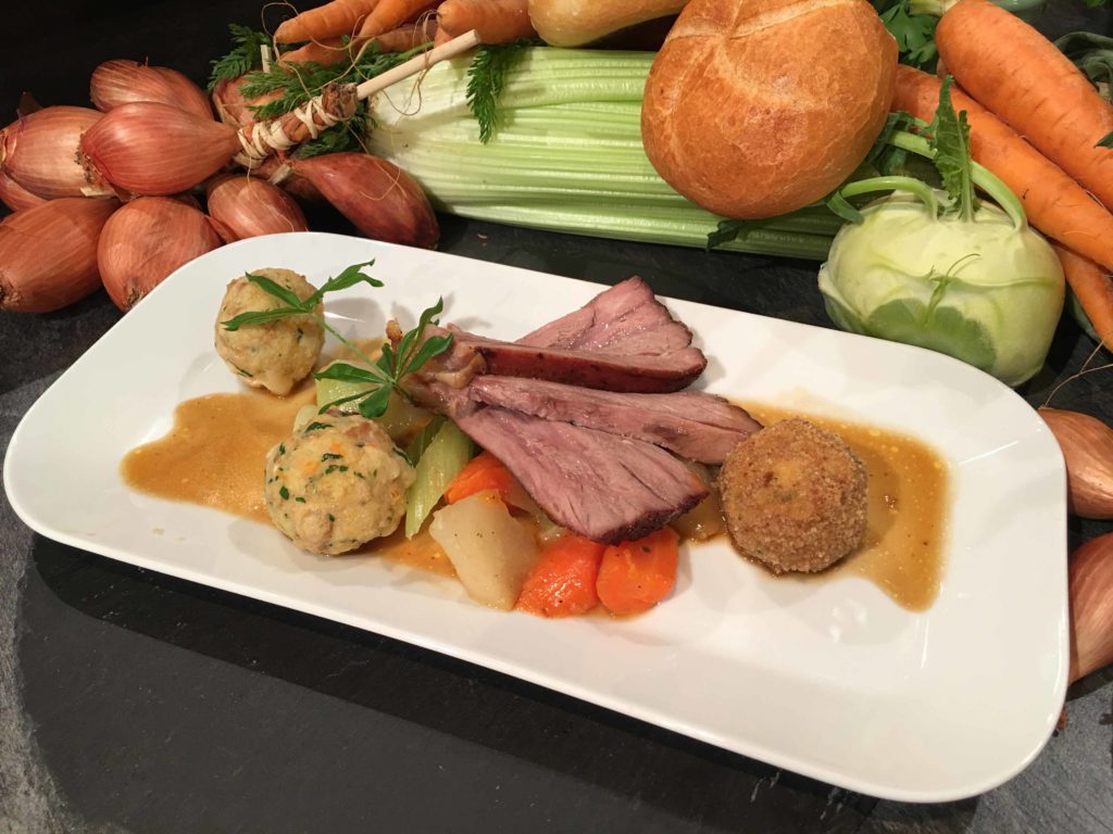 Kalbshaxe mit Gemüse und Semmel-Knödelinos. 