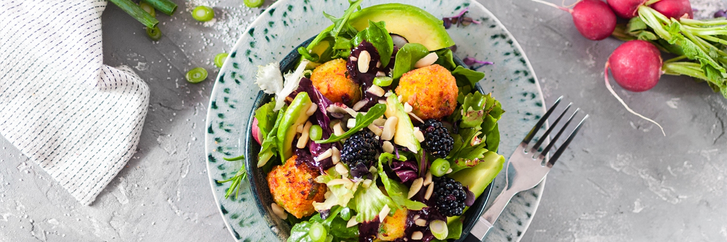 Bunter Sommersalat mit knackigen Knödelbällchen und fruchtigem Dressing