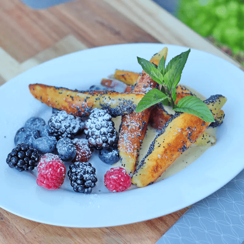 Mohnschupfnudeln mit Beerensalat und Vanillesoße