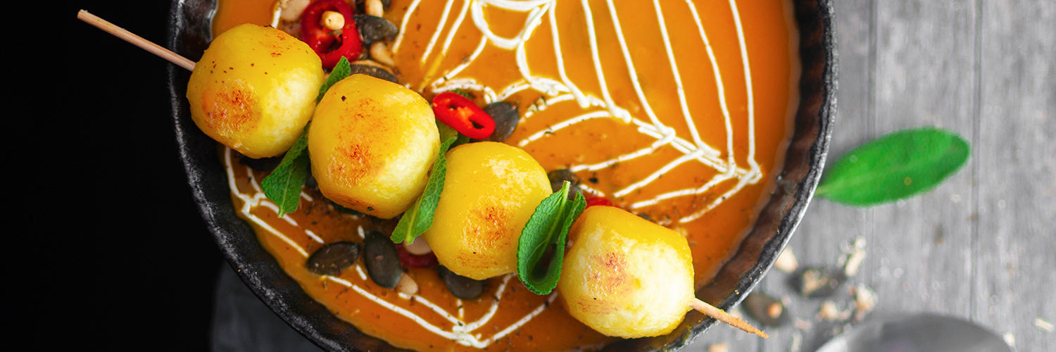 Kürbis-Ingwer-Suppe mit Salbei-Knödelinos®