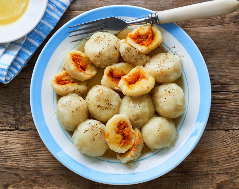 Knödel und Kürbis: Knödel mit Kürbisfüllung