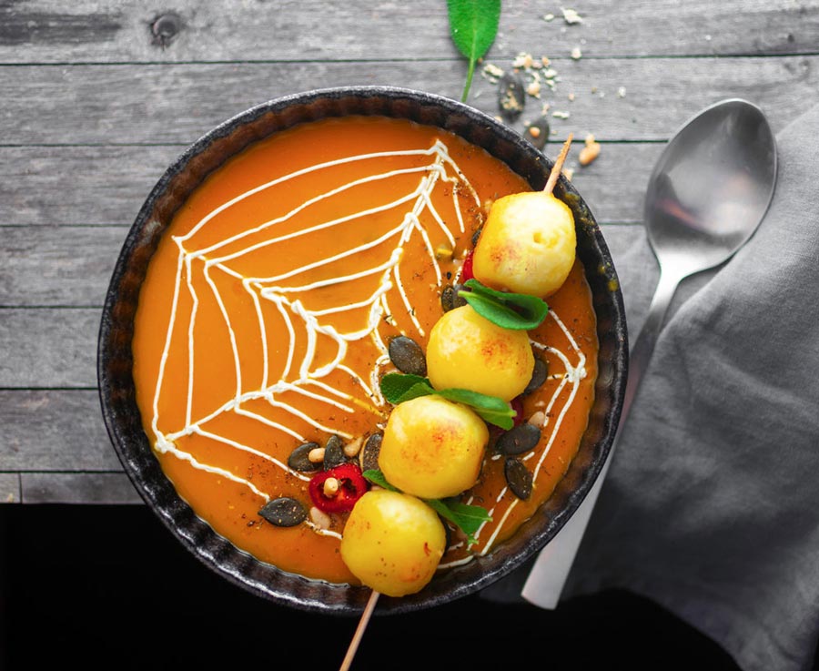 Knödel und Kürbis: Kürbis-Ingwer-Suppe mit Seiden-Knödelinos