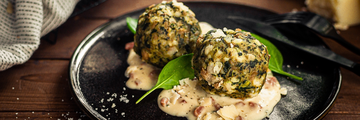 Spinatknödel mit 3-Käse-Speck-Soße