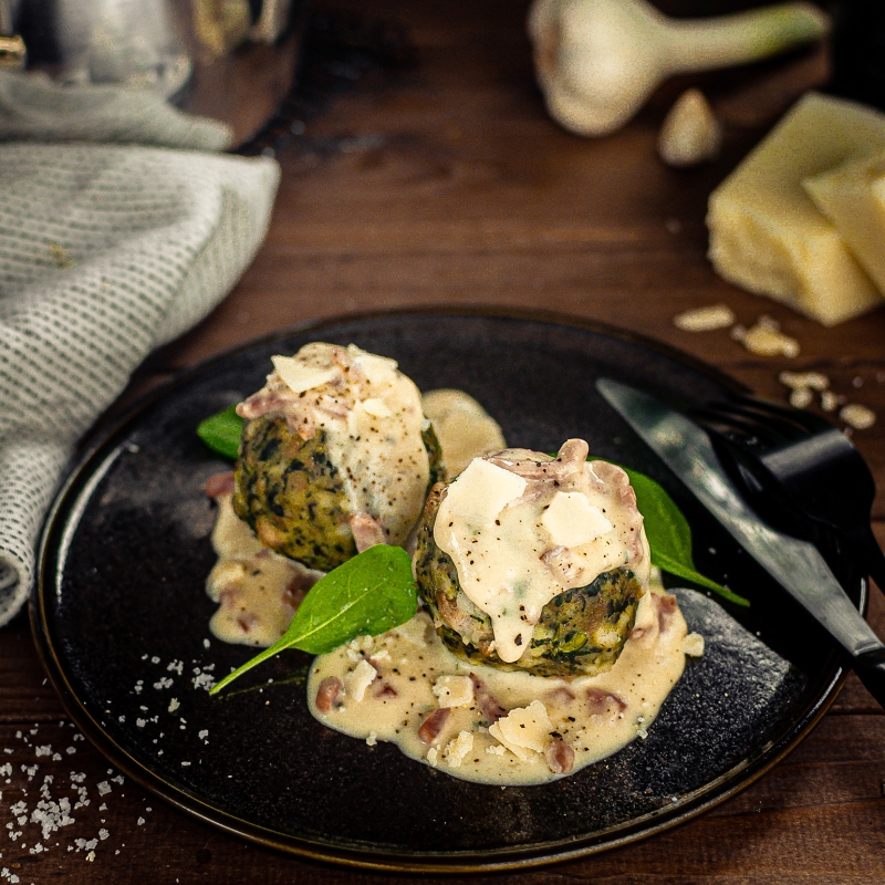 Spinatknödel mit 3-Käse-Speck-Soße