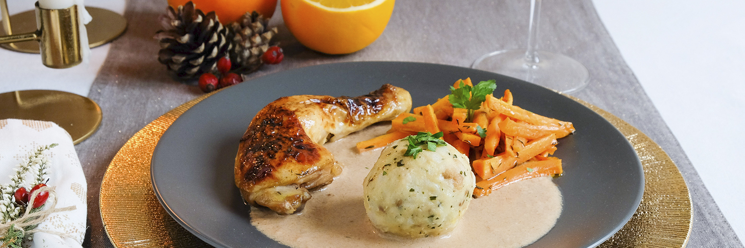 Hähnchenschenkel mit Orangen-Honig-Marinade, Glühweinsoße und Semmelknödel