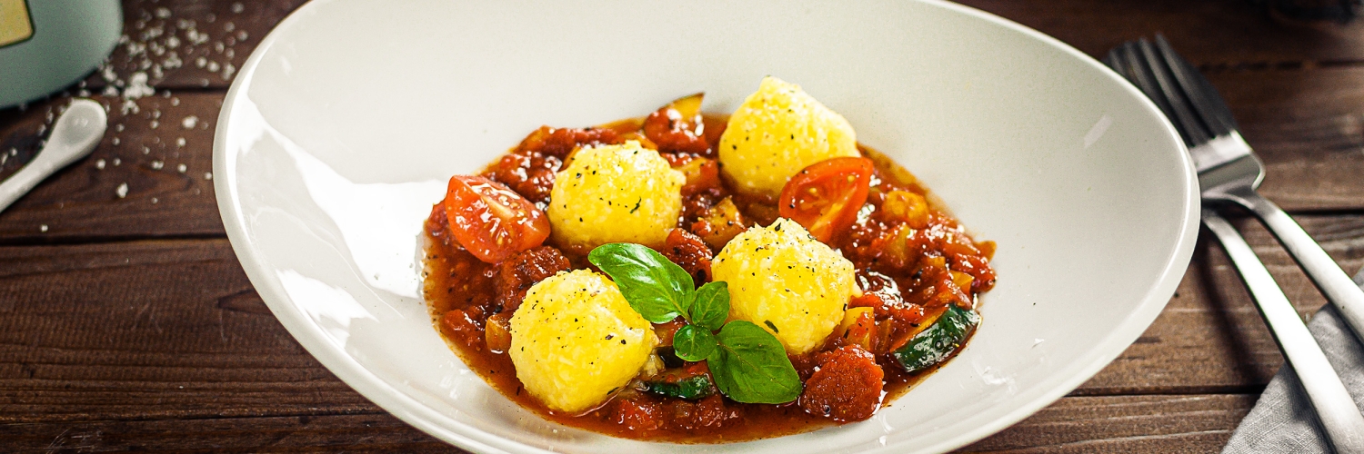 Knödelinos® mit scharfer Tomaten-Paprika-Soße