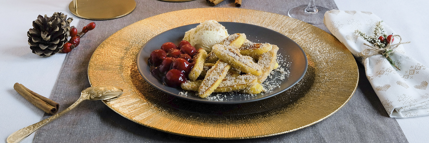 Süße Schupfnudeln mit Glühweinkirschen und Vanilleeis