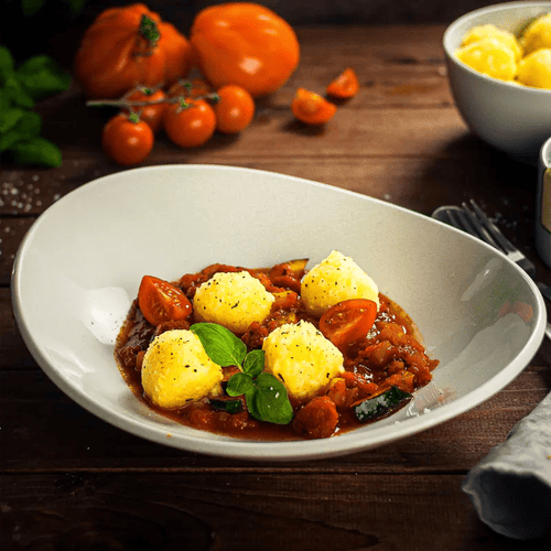 Knödelinos® mit scharfer Tomaten-Paprika-Soße