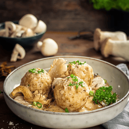 Brezenknödel mit Pilzrahmsoße