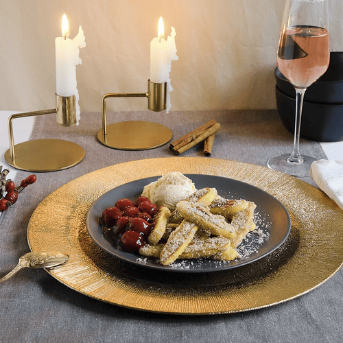 Süße Schupfnudeln mit Glühweinkirschen und Vanilleeis