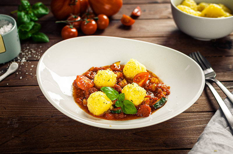 Knödelinos mit Tomaten-Paprika-Soße