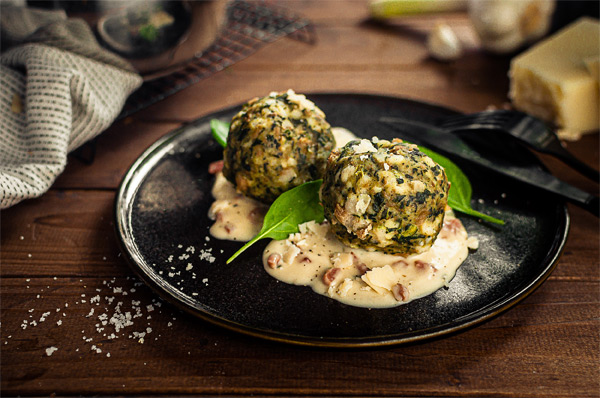 Knödelgericht: Spinatknödel mit Käsesoße