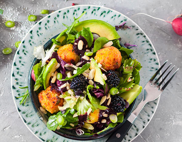 Kartoffelknödel im Salat