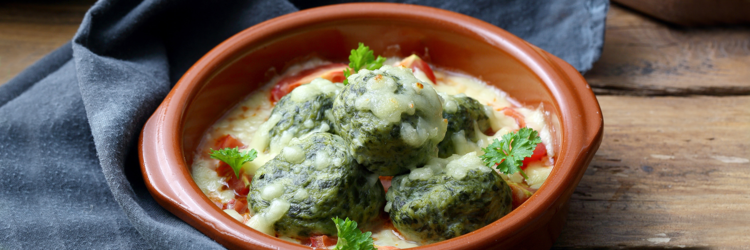Spinatknödel auf Tomatenragout