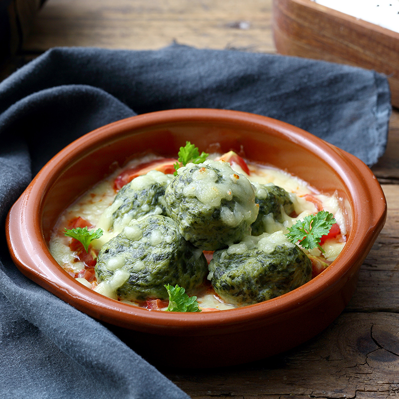 Spinatknödel auf Tomatenragout