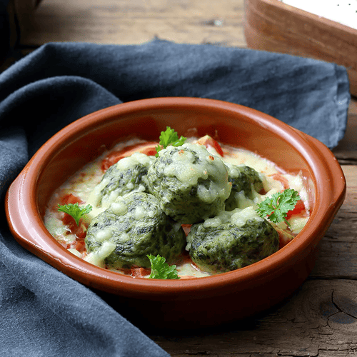 Spinatknödel auf Tomatenragout