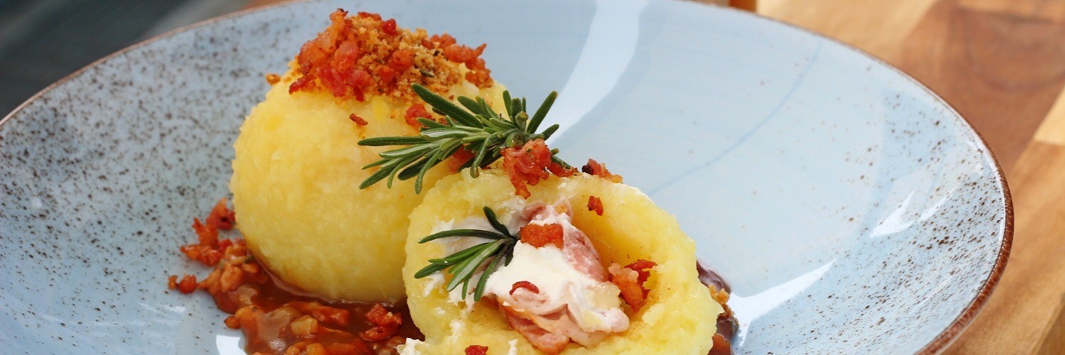Ziegenkäse-Speck-Knödel mit Rosmarin-Kruste