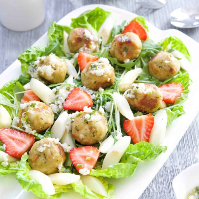 Spargel und Erdbeeren: Semmelknödelsalat aus Knödelinos® und Spargel