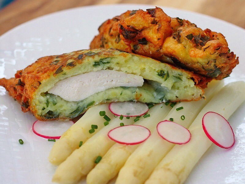 Hähnchenbrustfilets im knusprigen Knödelmantel mit Spargelsalat