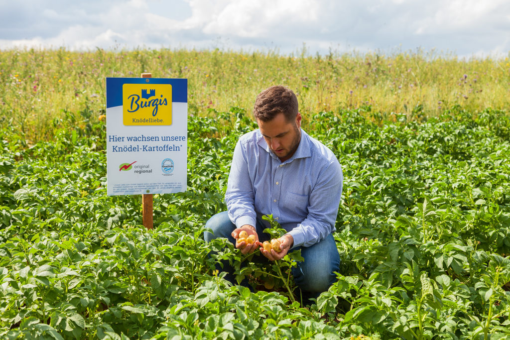 Erzeuger auf Kartoffelfeld